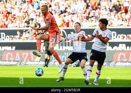 Stuttgart, Deutschland. Oktober 2021. Chris Fuehrich (C) und Omar Marmoush (R) aus Stuttgart wetteifern am 2. Oktober 2021 mit Kevin Vogt aus Hoffenheim bei einem Bundesliga-Spiel zwischen dem VfB Stuttgart und der TSG 1899 Hoffenheim in Stuttgart. Quelle: Philippe Ruiz/Xinhua/Alamy Live News Stockfoto