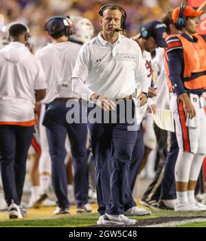 Baton Rouge, LA, USA. Oktober 2021. Auburn Head Coach Bryan Harsin geht während des NCAA-Fußballspiels zwischen den Auburn Tigers und den LSU Tigers im Tiger Stadium in Baton Rouge, LA, an der Seitenlinie entlang. Jonathan Mailhes/CSM/Alamy Live News Stockfoto