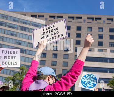 Washington, D.C., USA. 2. Oktober 2021. Tausende von Menschen versammeln sich in Washington, D.C., zur Kundgebung zum Abtreibungsgericht für Frauen, um gegen die neuen restriktiven Abtreibungsgesetze in Texas und die mögliche Umgehung des Urteils des Obersten Gerichtshofs von Roe gegen Wade zu protestieren. Quelle: Kalen Martin/Alamy Live News Stockfoto