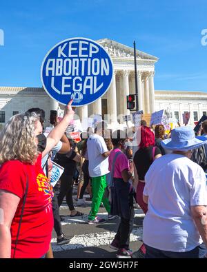 Washington, D.C., USA. 2. Oktober 2021. Tausende von Menschen versammeln sich in Washington, D.C., zur Kundgebung zum Abtreibungsgericht für Frauen, um gegen die neuen restriktiven Abtreibungsgesetze in Texas und die mögliche Umgehung des Urteils des Obersten Gerichtshofs von Roe gegen Wade zu protestieren. Quelle: Kalen Martin/Alamy Live News Stockfoto