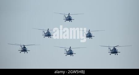 Sechs Militärhubschrauber am Himmel. Militärische Luftfahrteinheit Stockfoto