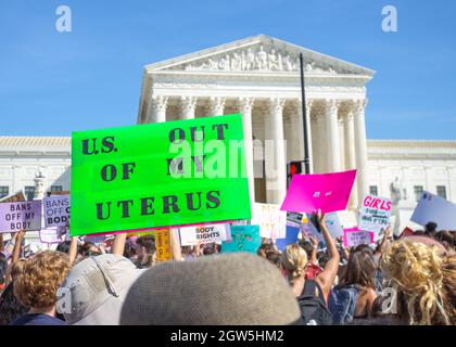 Washington, D.C., USA. 2. Oktober 2021. Tausende von Menschen versammeln sich in Washington, D.C., zur Kundgebung zum Abtreibungsgericht für Frauen, um gegen die neuen restriktiven Abtreibungsgesetze in Texas und die mögliche Umgehung des Urteils des Obersten Gerichtshofs von Roe gegen Wade zu protestieren. Quelle: Kalen Martin/Alamy Live News Stockfoto