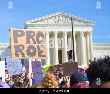 Washington, D.C., USA. 2. Oktober 2021. Tausende von Menschen versammeln sich in Washington, D.C., zur Kundgebung zum Abtreibungsgericht für Frauen, um gegen die neuen restriktiven Abtreibungsgesetze in Texas und die mögliche Umgehung des Urteils des Obersten Gerichtshofs von Roe gegen Wade zu protestieren. Quelle: Kalen Martin/Alamy Live News Stockfoto