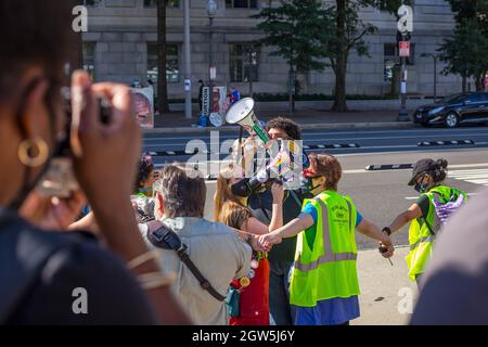 Washington, D.C., USA. 2. Oktober 2021. Tausende von Menschen versammeln sich in Washington, D.C., zur Kundgebung zum Abtreibungsgericht für Frauen, um gegen die neuen restriktiven Abtreibungsgesetze in Texas und die mögliche Umgehung des Urteils des Obersten Gerichtshofs von Roe gegen Wade zu protestieren. Quelle: Kalen Martin/Alamy Live News Stockfoto