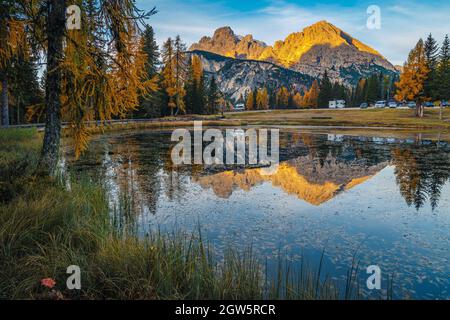Atemberaubende Herbstlandschaft im Morgengrauen, Bergsee und bunte Lärchen bei Sonnenaufgang. Antorno See und schöne Berggruppe im Hintergrund, Dolomiten, Stockfoto
