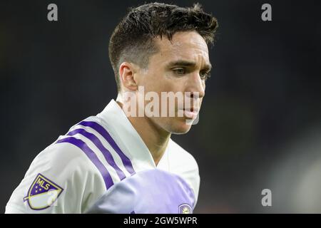 Orlando, Florida, USA. 2. Oktober 2021: Der Mittelfeldspieler von Orlando City, MAURICIO PEREYRA (10), startet in der ersten Hälfte des Fußballspieles Orlando City gegen DC United am 2. Oktober 2021 im Exploria Stadium in Orlando, FL, einen Eckstoß. (Bild: © Cory Knowlton/ZUMA Press Wire) Bild: ZUMA Press, Inc./Alamy Live News Stockfoto