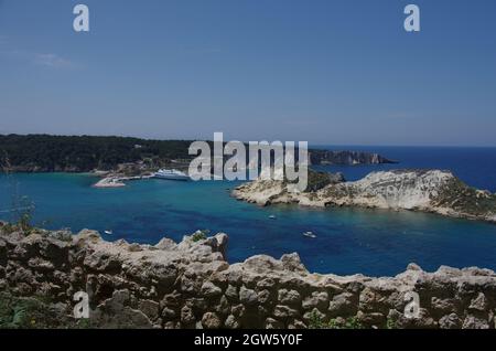 Eine Mauer der Insel San Nicola, im Hintergrund die Insel San Domino. Tremiti Inseln, Adria, Apulien, Italien Stockfoto