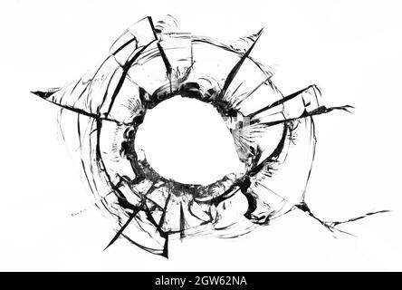 Collage aus Rissen im Glas, ein Loch aus Kugeln im Glas auf weißem Hintergrund. Glasstruktur des Fensters. Stockfoto