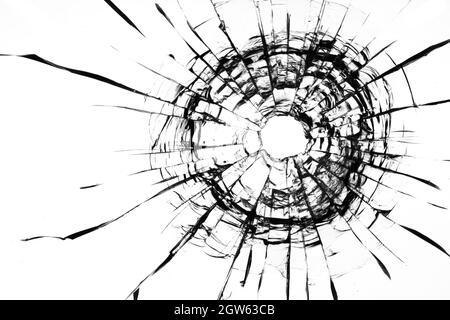 Collage aus Rissen im Glas, ein Loch aus Kugeln im Glas auf weißem Hintergrund. Glasstruktur des Fensters. Stockfoto