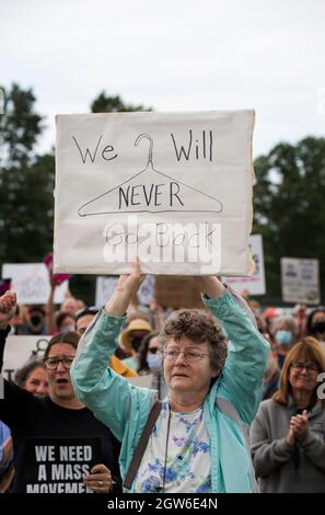 Women’s March, Franklin Park, Boston, Massachusetts 02. Okt.2021. Mehr als 1,000 versammelten sich zur Unterstützung der Abtreibungsrechte, als über 600 ähnliche Demonstrationen in den Vereinigten Staaten als Reaktion auf ein Gesetz des Staates Texas, das Abtreibungen stark einschränkte, abgehalten wurden. Kredit: Chuck Nacke / Alamy Live Nachrichten Stockfoto