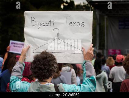 Women’s March, Franklin Park, Boston, Massachusetts 02. Okt.2021. Mehr als 1,000 versammelten sich zur Unterstützung der Abtreibungsrechte, als über 600 ähnliche Demonstrationen in den Vereinigten Staaten als Reaktion auf ein Gesetz des Staates Texas, das Abtreibungen stark einschränkte, abgehalten wurden. Kredit: Chuck Nacke / Alamy Live Nachrichten Stockfoto