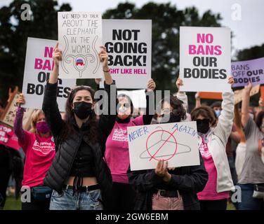 Women’s March, Franklin Park, Boston, Massachusetts 02. Okt.2021. Mehr als 1,000 versammelten sich zur Unterstützung der Abtreibungsrechte, als über 600 ähnliche Demonstrationen in den Vereinigten Staaten als Reaktion auf ein Gesetz des Staates Texas, das Abtreibungen stark einschränkte, abgehalten wurden. Kredit: Chuck Nacke / Alamy Live Nachrichten Stockfoto