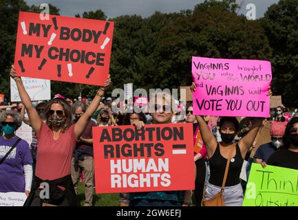 Women’s March, Franklin Park, Boston, Massachusetts 02. Okt.2021. Mehr als 1,000 versammelten sich zur Unterstützung der Abtreibungsrechte, als über 600 ähnliche Demonstrationen in den Vereinigten Staaten als Reaktion auf ein Gesetz des Staates Texas, das Abtreibungen stark einschränkte, abgehalten wurden. Kredit: Chuck Nacke / Alamy Live Nachrichten Stockfoto