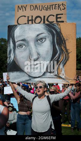 Women’s March, Franklin Park, Boston, Massachusetts 02. Okt.2021. Mehr als 1,000 versammelten sich zur Unterstützung der Abtreibungsrechte, als über 600 ähnliche Demonstrationen in den Vereinigten Staaten als Reaktion auf ein Gesetz des Staates Texas, das Abtreibungen stark einschränkte, abgehalten wurden. Kredit: Chuck Nacke / Alamy Live Nachrichten Stockfoto