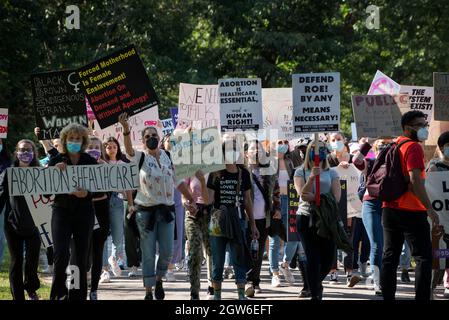 Women’s March, Franklin Park, Boston, Massachusetts 02. Okt.2021. Mehr als 1,000 versammelten sich zur Unterstützung der Abtreibungsrechte, als über 600 ähnliche Demonstrationen in den Vereinigten Staaten als Reaktion auf ein Gesetz des Staates Texas, das Abtreibungen stark einschränkte, abgehalten wurden. Kredit: Chuck Nacke / Alamy Live Nachrichten Stockfoto