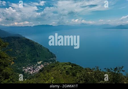 Blick auf den herrlichen Atitlan-See im guatemaltekischen Hochland, Solola, Guatemala Stockfoto