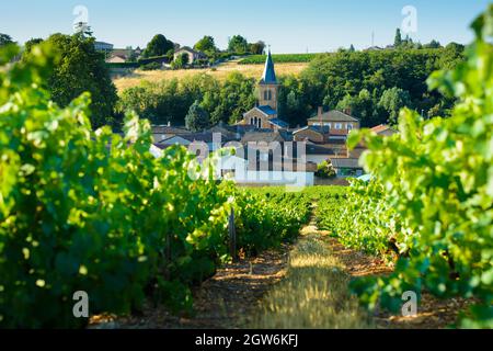 Saint Julien Dorf und raod in Beaujolais Land, Frankreich Stockfoto