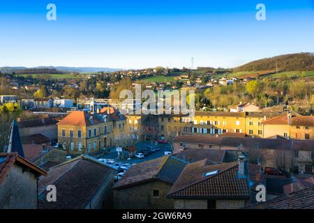 Landschaft und Dorf von Chatillon d Azergues an einem sonnigen Tag, Beaujolais, Burgund, Frankreich Stockfoto