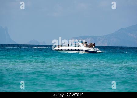 Formentera, Spanien: 2021. oktober 3: Boote an der Küste des Strandes von Ses Illetes in Formentera, Balearen in Spanien. Stockfoto