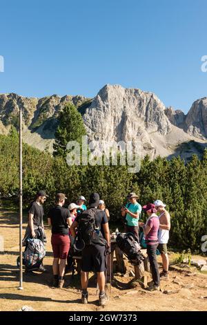 Wandern in Bulgarien. Gemischte Gruppe von Wanderern am Sinanitsa Marmorgipfel im Pirin Nationalpark und Naturschutzgebiet, Pirin Berg, Bulgarien, Balkan, Europa Stockfoto