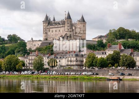 Saumur Schloss mit Blick auf die Loire, Saumur, Loire-Tal als UNESCO-Weltkulturerbe, Maine-et-Loire (49), Pays de la Loire Region, Fr. Stockfoto