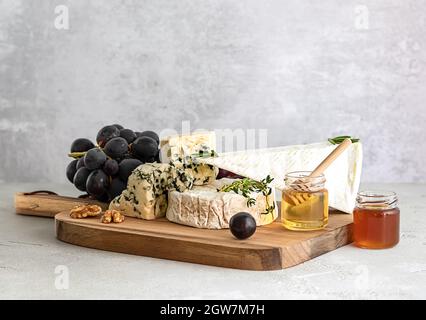 Verkostung von Brie, Camembert und roquefort auf einem Holzbrett. Stockfoto
