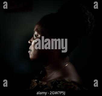 Ältere afrikanische schwarze Frau echtes Porträt Stockfoto
