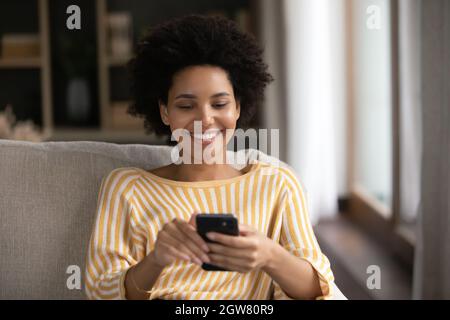 Glücklich schöne junge afroamerikanische Frau mit Handy. Stockfoto