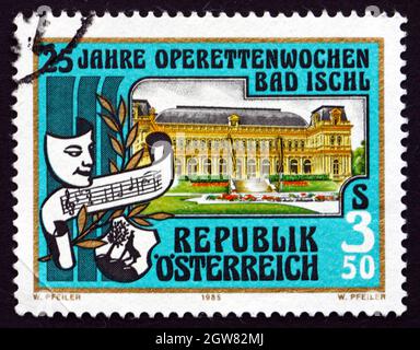 ÖSTERREICH - UM 1985: Eine in Österreich gedruckte Briefmarke zeigt Kurhaus, Bad Ischl Operettenaktivitäten Emblem, Bad Ischl Festival, 25. Jahrestag, circa Stockfoto