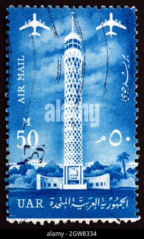 ÄGYPTEN - UM 1961: Eine in Ägypten gedruckte Marke zeigt den Tower of Cairo, Eröffnung des Tower of Cairo auf der Insel Gizireh, um 1961 Stockfoto