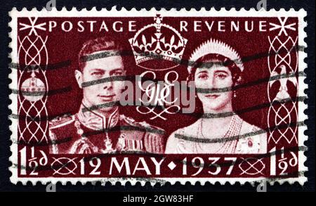 GROSSBRITANNIEN - UM 1937: Eine in Großbritannien gedruckte Briefmarke zeigt König George VI. Und Königin Elizabeth, Krönung von George VI. Und Elizabeth, circ Stockfoto