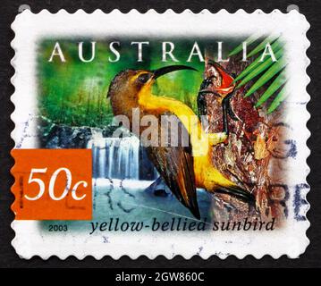 AUSTRALIEN - UM 2003: Eine in Australien gedruckte Briefmarke zeigt Gelbbauchige Sonnenvögel, Cinnyris jugularis, Vogel, um 2003 Stockfoto