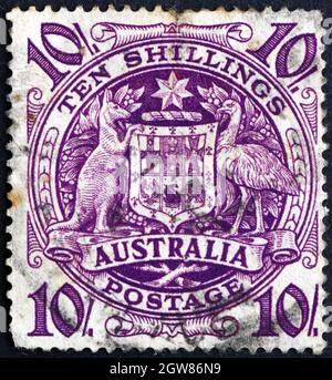 AUSTRALIEN - UM 1949: Eine in Australien gedruckte Briefmarke zeigt Arms of Australia, um 1949 Stockfoto