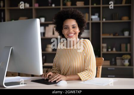 Porträt einer glücklichen attraktiven jungen afroamerikanischen Geschäftsfrau. Stockfoto