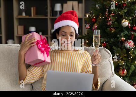 Fröhliche junge afrikanische Frau, die einen Videoanruf hält und Weihnachten feiert. Stockfoto