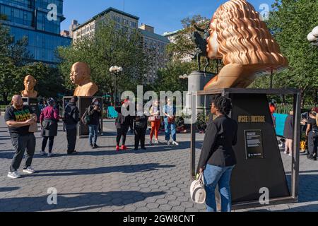 New York City, Usa. Oktober 2021. Statuen von George Floyd, John Lewis und Breonna Taylor, die der Künstler Chris Carnabuci für die Ausstellung „Seeinjustice“ von Concise Art angefertigt hat, sind auf dem Union Square in New York City zu sehen. (Foto von Ron Adar/SOPA Images/Sipa USA) Quelle: SIPA USA/Alamy Live News Stockfoto