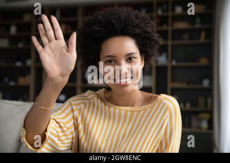 Glückliche junge afroamerikanische Frau, die einen Videoanruf startet. Stockfoto