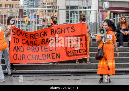 Toronto, Kanada. September 2021. Die Aktivistin Binesi Ogichidaa spricht während des Orange Shirt Day und des National Day of Truth and Reconciliation auf dem Dundas Square, um zu heilen, das Bewusstsein zu schärfen und sich gemeinsam als Indigene Community.Organized zu erheben. Die Vision des Matriarchalen Kreises ist es, dass das Wohlergehen von Kindern in Toronto in echten indigenen Kreisen praktiziert wird, "im Gegensatz zu den neokolonialen, repressiven, genozidalen Handlungen im aktuellen Kinderschutzsystem. Kredit: SOPA Images Limited/Alamy Live Nachrichten Stockfoto