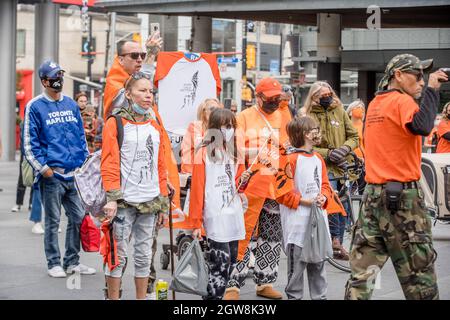 Toronto, Kanada. September 2021. Menschen nehmen am Orange Shirt Day und am National Day of Truth and Reconciliation auf dem Dundas Square Teil, um zu heilen, Bewusstsein zu schaffen und sich gemeinsam als indigenes Community.Organized-jähriges Volk zu erheben, das von Matriarchal Circle, einer von Kinderhilfswerken betroffenen Basisorganisation aus Toronto, gegründet wurde. Die Vision des Matriarchalen Kreises ist es, dass das Wohlergehen von Kindern in Toronto in echten indigenen Kreisen praktiziert wird, "im Gegensatz zu den neokolonialen, repressiven, genozidalen Handlungen im aktuellen Kinderschutzsystem. Kredit: SOPA Images Limited/Alamy Live Nachrichten Stockfoto