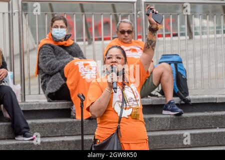 Toronto, Kanada. September 2021. Die Aktivistin Binesi Ogichidaa spricht während des Orange Shirt Day und des National Day of Truth and Reconciliation auf dem Dundas Square, um zu heilen, das Bewusstsein zu schärfen und sich gemeinsam als Indigene Community.Organized zu erheben. Die Vision des Matriarchalen Kreises ist es, dass das Wohlergehen von Kindern in Toronto in echten indigenen Kreisen praktiziert wird, "im Gegensatz zu den neokolonialen, repressiven, genozidalen Handlungen im aktuellen Kinderschutzsystem. Kredit: SOPA Images Limited/Alamy Live Nachrichten Stockfoto