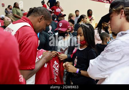 Bloomington, Usa. Oktober 2021. Isiah Thomas signiert Autogramme nach Hoosier Hysteria in der Simon Skjodt Assembly Hall. (Foto von Jeremy Hogan/SOPA Images/Sipa USA) Quelle: SIPA USA/Alamy Live News Stockfoto