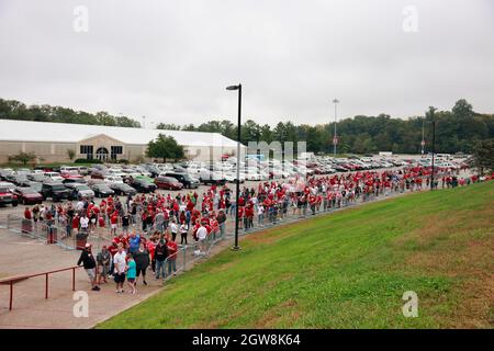 Bloomington, Usa. Oktober 2021. Fans der Indiana University warten vor Hoosier Hysteria in der Simon Skjodt Assembly Hall in der Schlange. (Foto von Jeremy Hogan/SOPA Images/Sipa USA) Quelle: SIPA USA/Alamy Live News Stockfoto