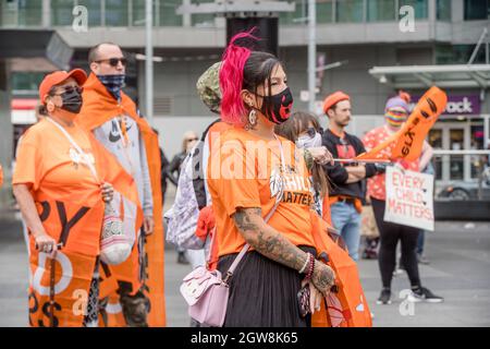 Toronto, Kanada. September 2021. Menschen nehmen am Orange Shirt Day und am National Day of Truth and Reconciliation auf dem Dundas Square Teil, um zu heilen, Bewusstsein zu schaffen und sich gemeinsam als indigenes Community.Organized-jähriges Volk zu erheben, das von Matriarchal Circle, einer von Kinderhilfswerken betroffenen Basisorganisation aus Toronto, gegründet wurde. Die Vision des Matriarchalen Kreises ist es, dass das Wohlergehen von Kindern in Toronto in echten indigenen Kreisen praktiziert wird, "im Gegensatz zu den neokolonialen, repressiven, genozidalen Handlungen im aktuellen Kinderschutzsystem. Kredit: SOPA Images Limited/Alamy Live Nachrichten Stockfoto