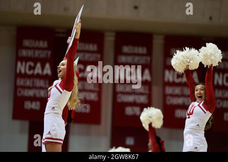 Bloomington, Usa. Oktober 2021. Cheerleader der Indiana University bringen die Menge während der Hoosier Hysteria in der Simon Skjodt Assembly Hall in die Höhe. (Foto von Jeremy Hogan/SOPA Images/Sipa USA) Quelle: SIPA USA/Alamy Live News Stockfoto