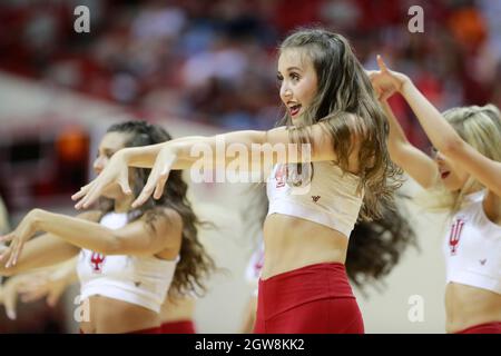 Bloomington, Usa. Oktober 2021. Die RedSteppers der Indiana University tanzen während der Hoosier Hysteria in der Simon Skjodt Assembly Hall. (Foto von Jeremy Hogan/SOPA Images/Sipa USA) Quelle: SIPA USA/Alamy Live News Stockfoto