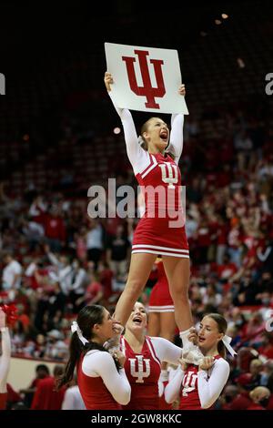 Bloomington, Usa. Oktober 2021. Cheerleader der Indiana University bringen die Menge während der Hoosier Hysteria in der Simon Skjodt Assembly Hall in die Höhe. (Foto von Jeremy Hogan/SOPA Images/Sipa USA) Quelle: SIPA USA/Alamy Live News Stockfoto