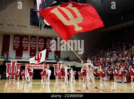 Bloomington, Usa. Oktober 2021. Cheerleader der Indiana University bringen die Menge während der Hoosier Hysteria in der Simon Skjodt Assembly Hall in die Höhe. (Foto von Jeremy Hogan/SOPA Images/Sipa USA) Quelle: SIPA USA/Alamy Live News Stockfoto