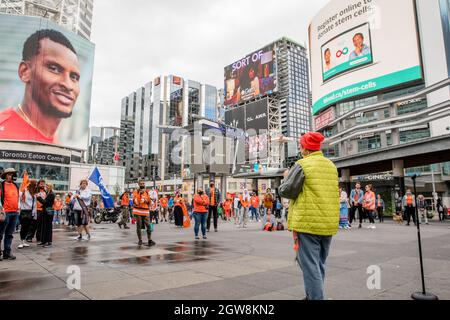 Toronto, Kanada. September 2021. Menschen nehmen am Orange Shirt Day und am National Day of Truth and Reconciliation auf dem Dundas Square Teil, um zu heilen, Bewusstsein zu schaffen und sich gemeinsam als indigenes Community.Organized-jähriges Volk zu erheben, das von Matriarchal Circle, einer von Kinderhilfswerken betroffenen Basisorganisation aus Toronto, gegründet wurde. Die Vision des Matriarchalen Kreises ist es, dass das Wohlergehen von Kindern in Toronto in echten indigenen Kreisen praktiziert wird, "im Gegensatz zu den neokolonialen, repressiven, genozidalen Handlungen im aktuellen Kinderschutzsystem. Kredit: SOPA Images Limited/Alamy Live Nachrichten Stockfoto