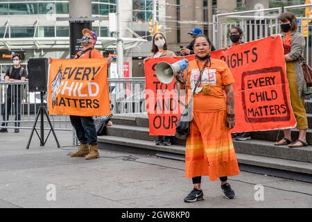 Toronto, Kanada. September 2021. Die Aktivistin Binesi Ogichidaa spricht während des Orange Shirt Day und des National Day of Truth and Reconciliation auf dem Dundas Square, um zu heilen, das Bewusstsein zu schärfen und sich gemeinsam als Indigene Community.Organized zu erheben. Die Vision des Matriarchalen Kreises ist es, dass das Wohlergehen von Kindern in Toronto in echten indigenen Kreisen praktiziert wird, "im Gegensatz zu den neokolonialen, repressiven, genozidalen Handlungen im aktuellen Kinderschutzsystem. Kredit: SOPA Images Limited/Alamy Live Nachrichten Stockfoto