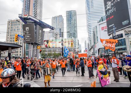 Toronto, Kanada. September 2021. Menschen nehmen am Orange Shirt Day und am National Day of Truth and Reconciliation auf dem Dundas Square Teil, um zu heilen, Bewusstsein zu schaffen und sich gemeinsam als indigenes Community.Organized-jähriges Volk zu erheben, das von Matriarchal Circle, einer von Kinderhilfswerken betroffenen Basisorganisation aus Toronto, gegründet wurde. Die Vision des Matriarchalen Kreises ist es, dass das Wohlergehen von Kindern in Toronto in echten indigenen Kreisen praktiziert wird, "im Gegensatz zu den neokolonialen, repressiven, genozidalen Handlungen im aktuellen Kinderschutzsystem. Kredit: SOPA Images Limited/Alamy Live Nachrichten Stockfoto